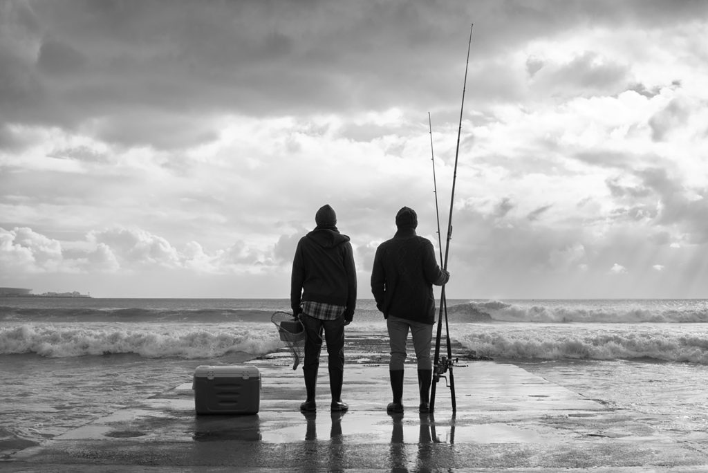 Zwei Angler stehen am Strand - Stefanie Hansen Kommunikation - Machen