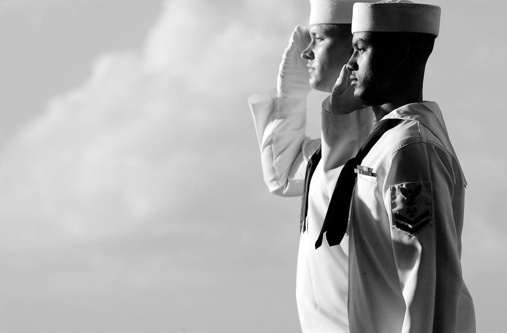 Zwei Marine-Soldaten salutieren - Stefanie Hansen Kommunikation - Kommunikationstraining